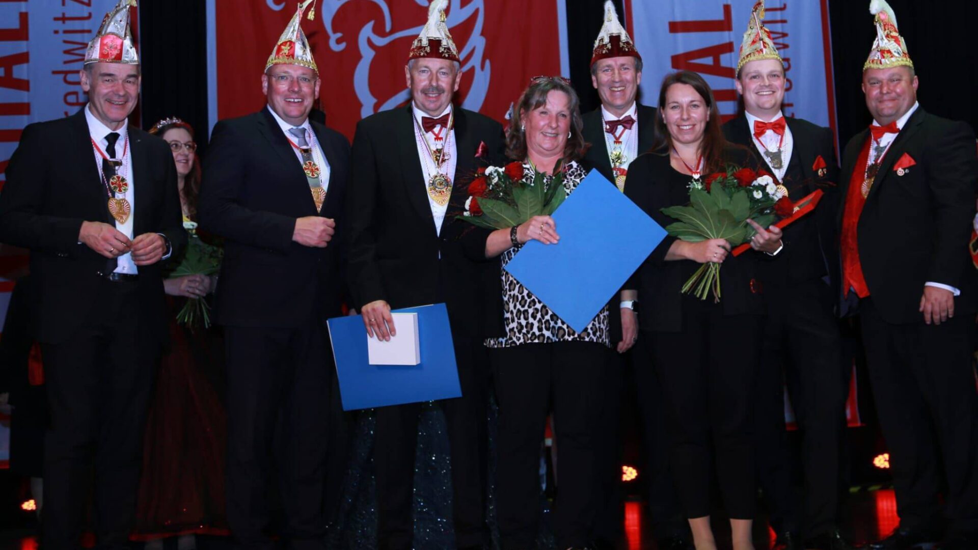 von links nach rechts: Landrat des Landkreises Wunsiedel im Fichtelgebirge Peter Berek, Oberbürgermeister der Stadt Marktredwitz Oliver Weigel, Bezirkspräsident von Oberfranken des Fastnacht Verbands Franken (FVF) Norbert Greger, Sabine Greger, Präsident des Fastnacht Verbands Franken (FVF) Marco Anderlik, Carina Busch, Vereinsvorstand Christian Kastner, Sitzungspräsident Thomas Eyrich